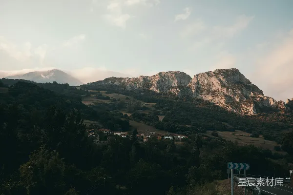 高清摄影 一座山中穿过一条路的山