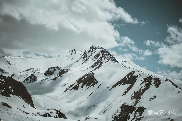 高清摄影 白天被白雪覆盖的山