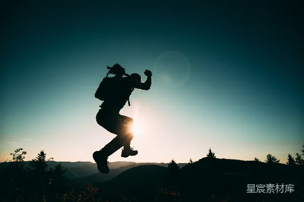 高清摄影 山丘上跳跃的人的剪影