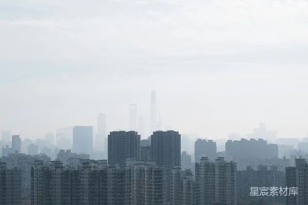 远处高楼林立的朦胧城市景象。