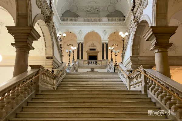 宏伟的大理石螺旋 staircase，装饰精美的建筑风格和华美的天花板。