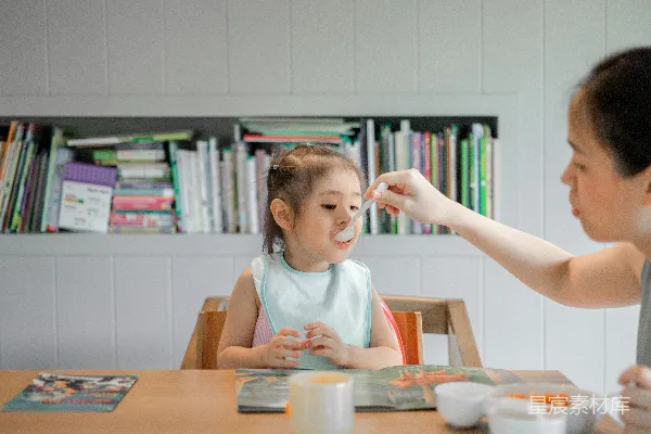高清摄影 拿着白色塑料勺子的女人