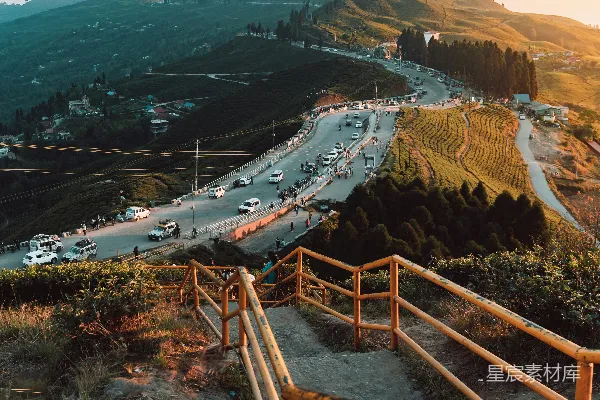 高清摄影 从山顶俯瞰一条高速公路的景象