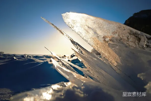高清摄影 水体上的冰柱