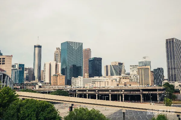 一座高楼林立的城市景象