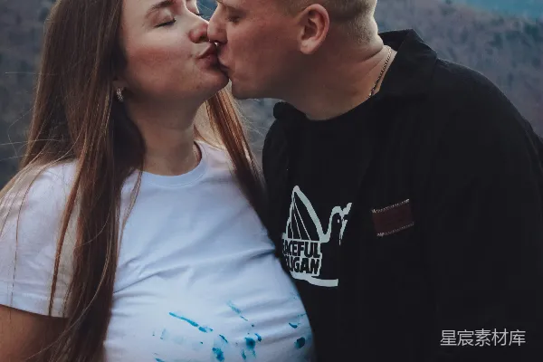 高清摄影 一对男女在山前亲吻。