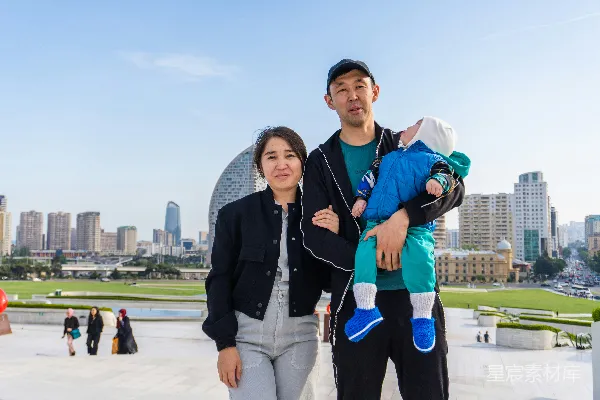 高清摄影 全家在城市天际线前与孩子合影