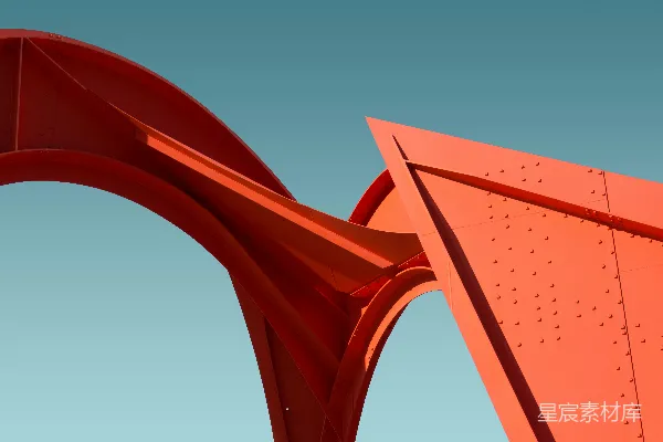 高清摄影 一个红色的雕塑，背景是蓝天。