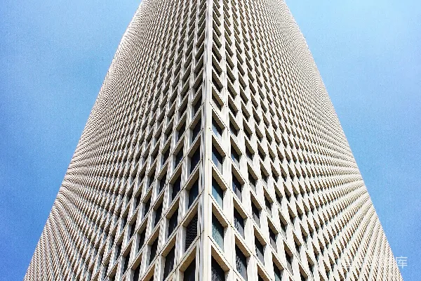 高清摄影 建筑风格的低角度拍摄，展示了一座白色高层建筑。