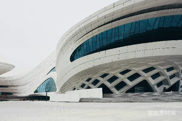 高清摄影 白色建筑结构，带有蓝色玻璃窗户