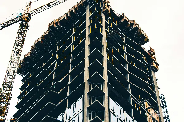 高清摄影 黑白建筑与黄色起重机