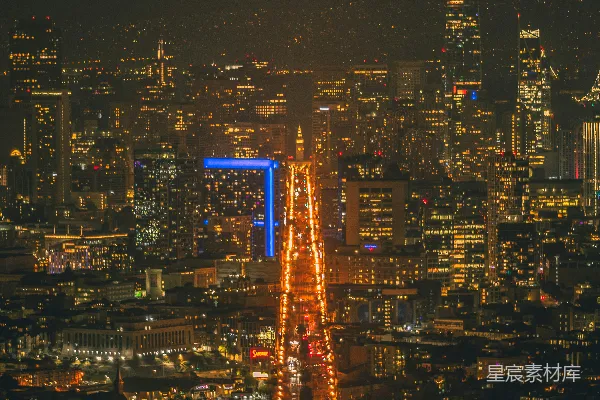 山顶上俯瞰夜景的城市景象