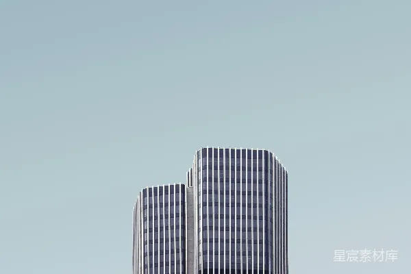 高清摄影 灰白相间的高层建筑在白云缭绕的天空下