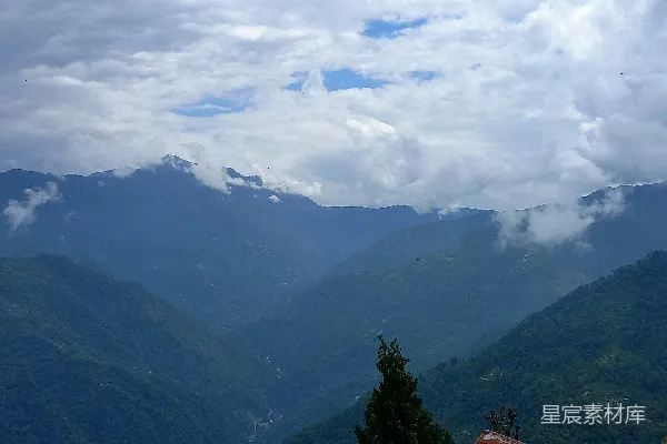 建筑屋顶上看到的山景