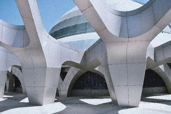 高清摄影 白天的蓝天下的白色混凝土建筑