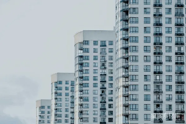 高清摄影 四栋白色粉刷的建筑