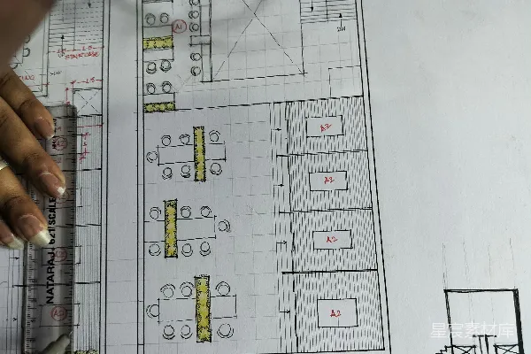 高清摄影 一个人正在一张纸上绘制楼层平面图。
