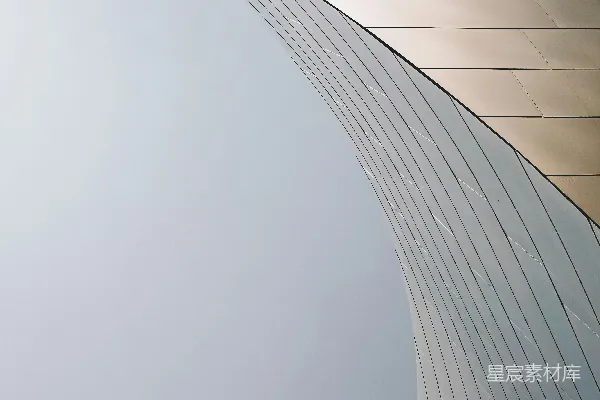 高清摄影 一架飞机在高楼上方的天空中飞行。
