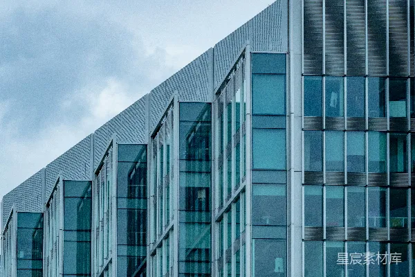 高清摄影 蓝天下的灰色混凝土建筑