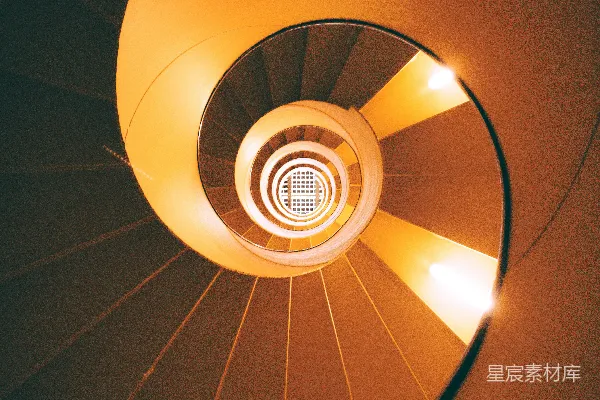 高清摄影 橙色和棕色的螺旋楼梯