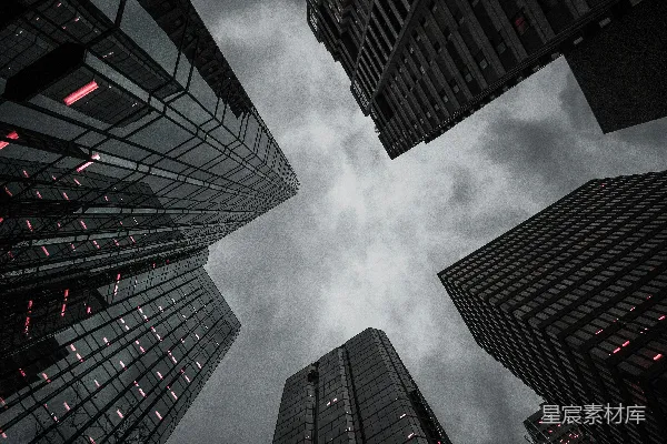 高清摄影 在阴云密布的天空下，高楼大厦从低角度俯瞰。
