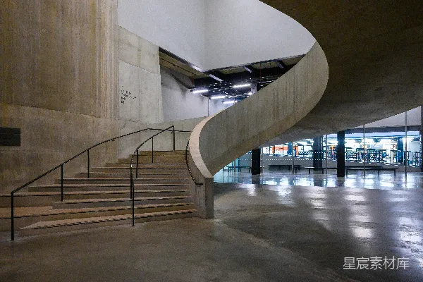 高清摄影 白色混凝土建筑配灰色金属楼梯