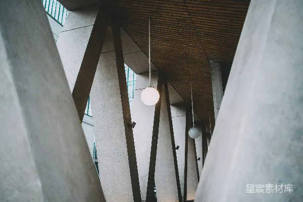 高清摄影 一座大楼，天花板上悬挂着一盏灯。