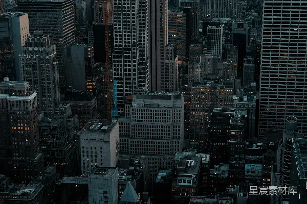 高清摄影 黄昏时分的城市稠密景观，高楼林立。