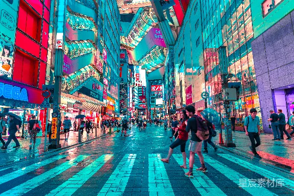 高清摄影 人们在灯火通明的建筑物附近行走。