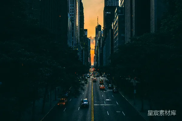 高清摄影 高楼之间车辆穿越马路的低光摄影