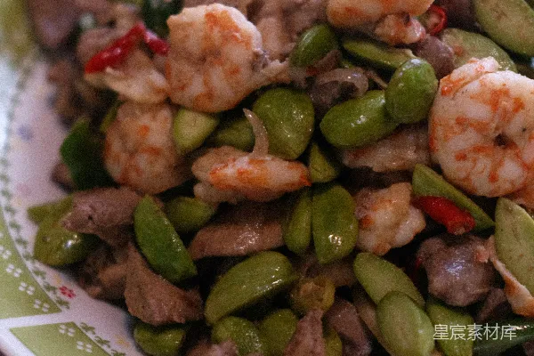 一盘配有虾和蔬菜的食物