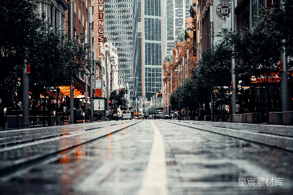 高清摄影 白天高耸的建筑之间的灰色混凝土道路