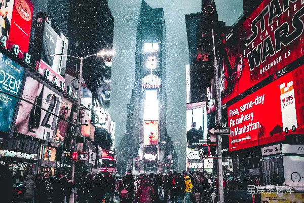 高清摄影 一群人聚集在街上。