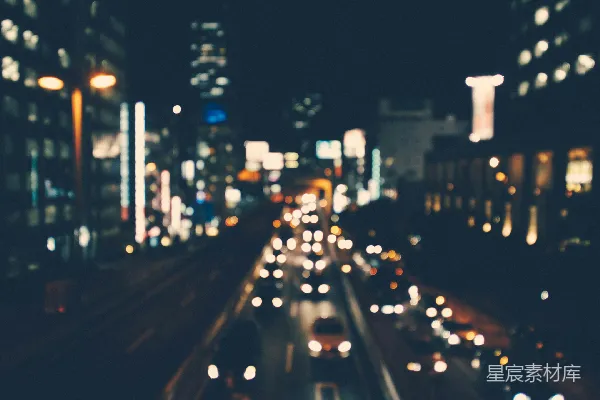 高清摄影 夜晚灯光映衬下的城市街道模糊照片