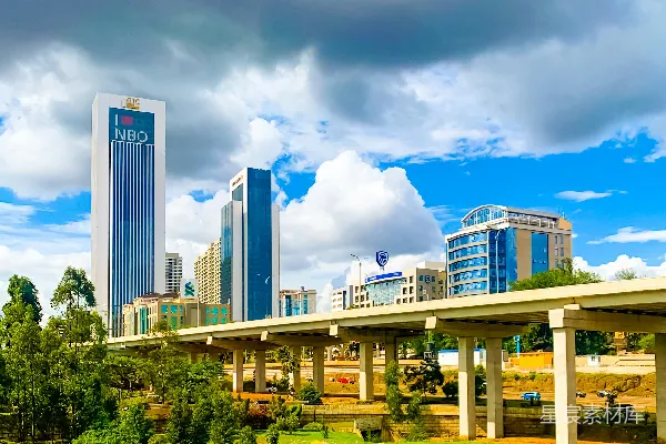 高清摄影 一座桥，背景是一座城市。