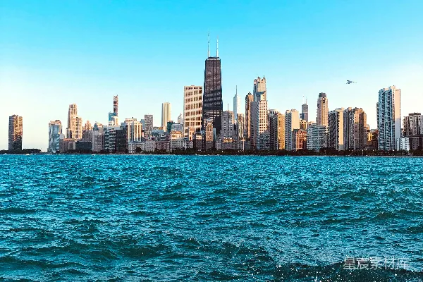 高清摄影 海边的一座建筑在晴朗的蓝天背景下