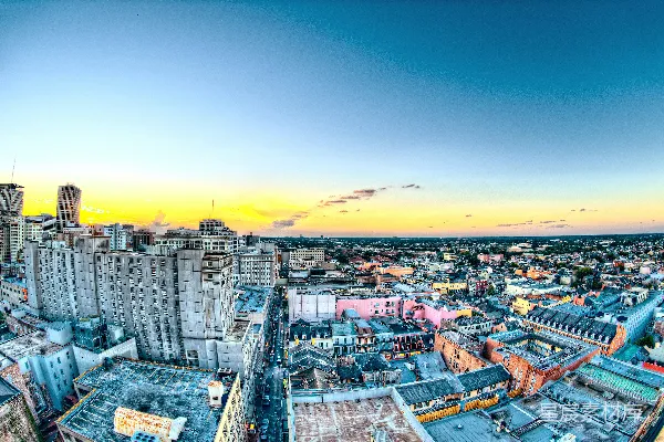 高清摄影 城市建筑物的空中摄影，夕阳西下时的黄色余晖