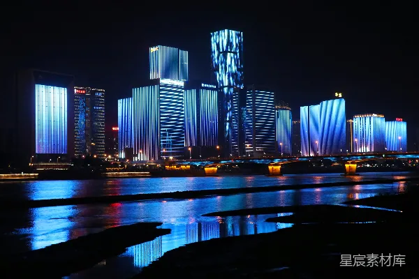 高清摄影 灯火辉煌的建筑物倒映在水面上的摄影