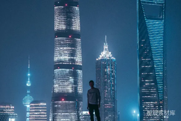 高清摄影 站在摩天大楼顶部的男人