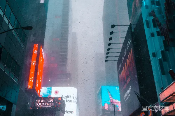 高清摄影 街上雾气弥漫，人们在上面行走。