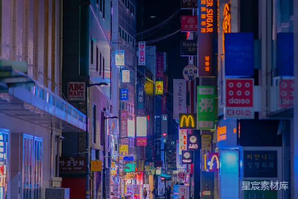 高清摄影 夜间，建筑物附近的人行道上行走的人们