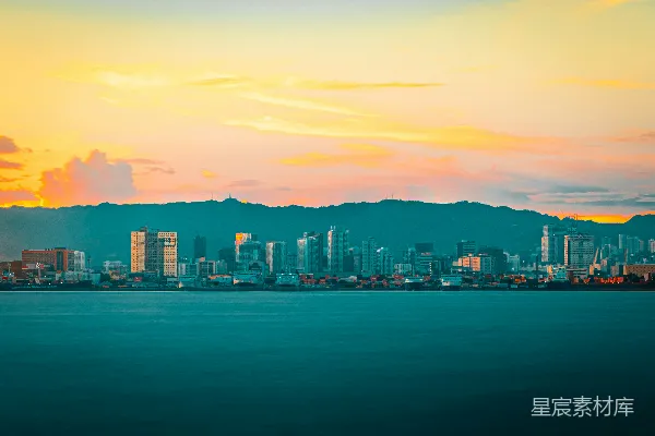 高清摄影 水面上的城市天际线在日落时分