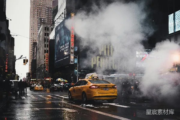 高清摄影 黄色的出租车轿车在灰色的混凝土街道上穿过附近的白色烟雾，同时行人正在行走。
