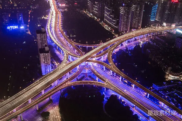 高清摄影 在建筑物附近的桥梁的航拍照片