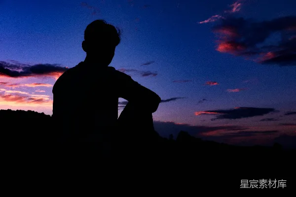 高清摄影 夕阳下，蓝天下一个男子的剪影