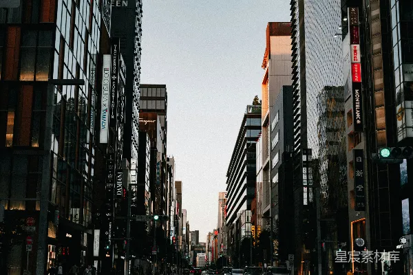高清摄影 一条充满高楼大厦的城市街道