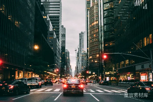 高清摄影 在路上的车辆，尾灯亮着