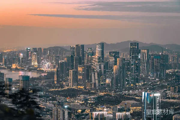 高清摄影 夜晚的城市景色，远处能看到摩天轮。