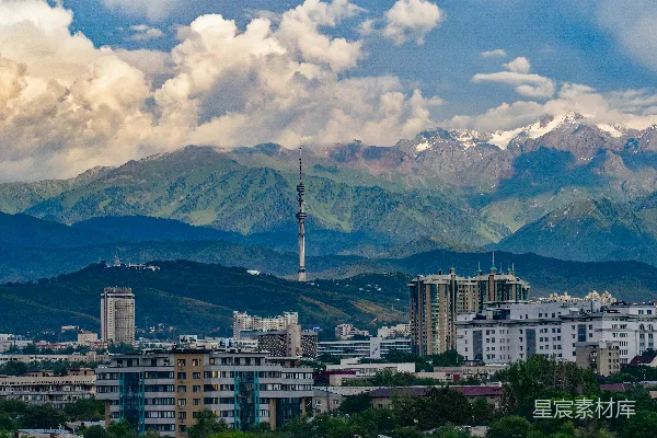 高清摄影 一座城市后面有座山