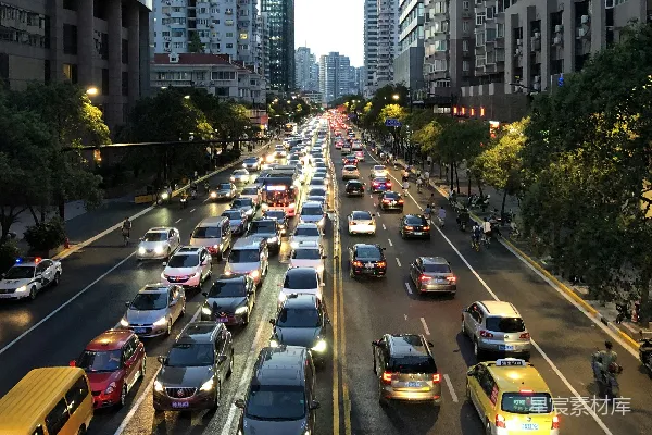 高清摄影 白天路上的汽车